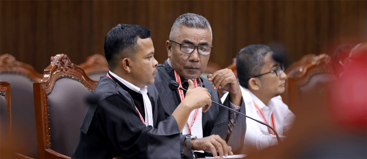Surya Chandra dan Donni Irnanda selaku kuasa hukum Pemohon pada sidang Pemeriksaan Pendahuluan Perkara Nomor 157/PHPU.BUP-XXIII/2025 Perselisihan Hasil Pemilihan Umum Bupati Kabupaten Limapuluh Kota. (Humas/Ifa)