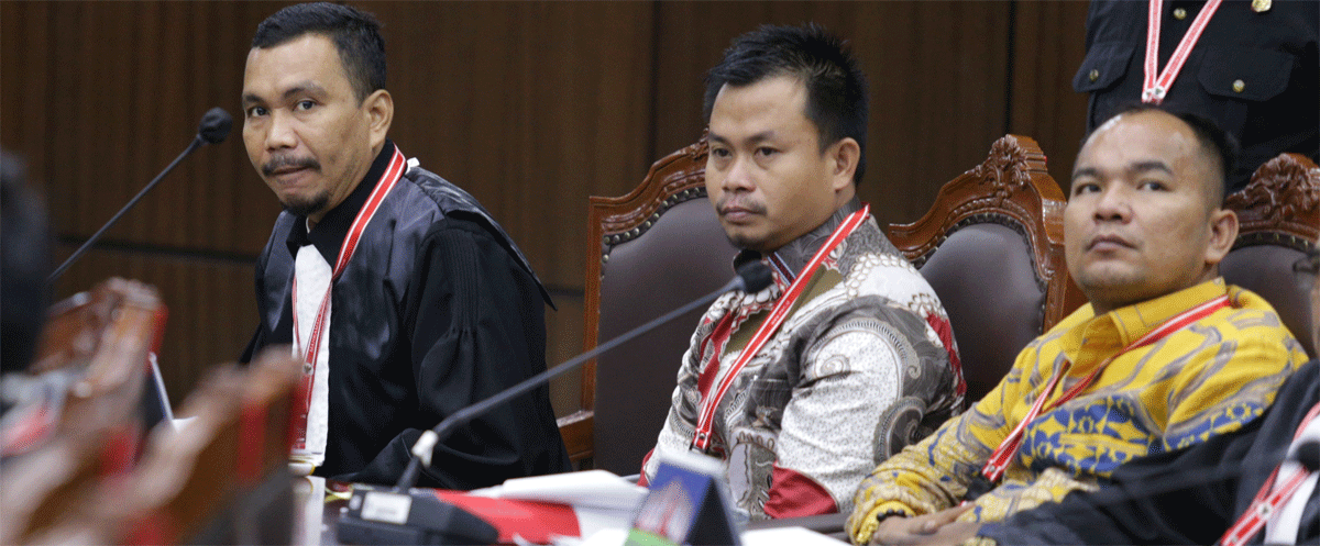 Gatot Rusbal (pertama kanan) selaku kuasa hukum Termohon, Sifaumadodo Wau (kedua kiri) selaku Prinsipal pada sidang mendengarkan jawaban Termohon, Pihak Terkait dan Bawaslu, Perkara Nomor 219/PHPU.BUP-XXIII/2025 Perselisihan Hasil Pemilihan Umum Bupati Nias Selatan, Senin (20/1) di Ruang Sidang Panel 3 MK. (Humas/Bayu)