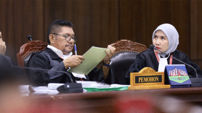 Surya Chandra dan Donni Irnanda selaku kuasa hukum Pemohon pada sidang Pemeriksaan Pendahuluan Perkara Nomor 150/PHPU.BUP-XXIII/2025 Perselisihan Hasil Pemilihan Umum Bupati Kabupaten Tanah Datar. (Humas/Ifa)