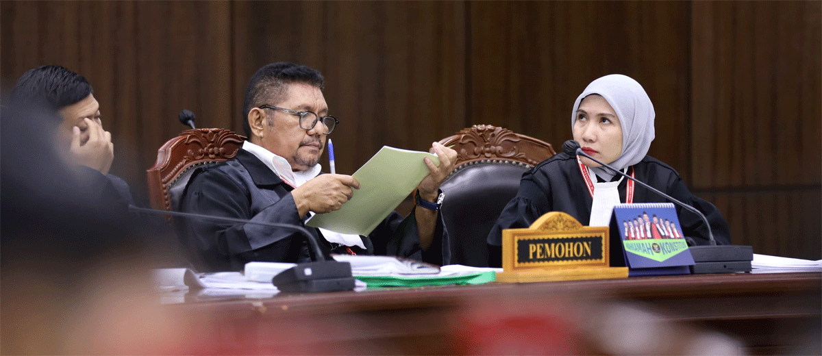 Surya Chandra dan Donni Irnanda selaku kuasa hukum Pemohon pada sidang Pemeriksaan Pendahuluan Perkara Nomor 150/PHPU.BUP-XXIII/2025 Perselisihan Hasil Pemilihan Umum Bupati Kabupaten Tanah Datar. (Humas/Ifa)