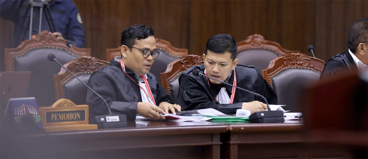 Kuasa hukum Pemohon Rahmad Aldi dan Wikra Febrian pada sidang Pemeriksaan Pendahuluan Perkara Nomor 112/PHPU.BUP-XXIII/2025 Perselisihan Hasil Pemilihan Umum Bupati Kabupaten Solok Selatan. (Humas/Ifa)