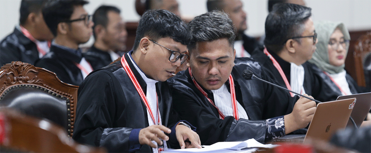 Sonny E. Udjaili (kiri) Prayogha Rizky Laminullah (kanan) selaku kuasa hukum Pemohon pada sidang emeriksaan Pendahuluan Perkara Nomor 26/PHPU.WAKO-XXIII/2025 Perselisihan Hasil Pemilihan Umum Walikota Kota Manado , pada Selasa (1/14) di Ruang Sidang Panel 3 MK. (Humas/Bayu)