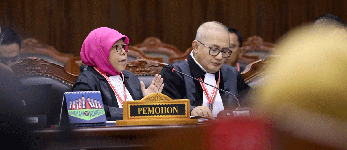 Tim kuasa hukum Pemohon, Sri Harini dan Hendrichus Yossianto dalam sidang Pemeriksaan Pendahuluan Perkara Nomor 165/PHPU.BUP-XXIII/2025 Perselisihan Hasil Pemilihan Umum Bupati Manokwari Selatan. (Humas/Ifa)