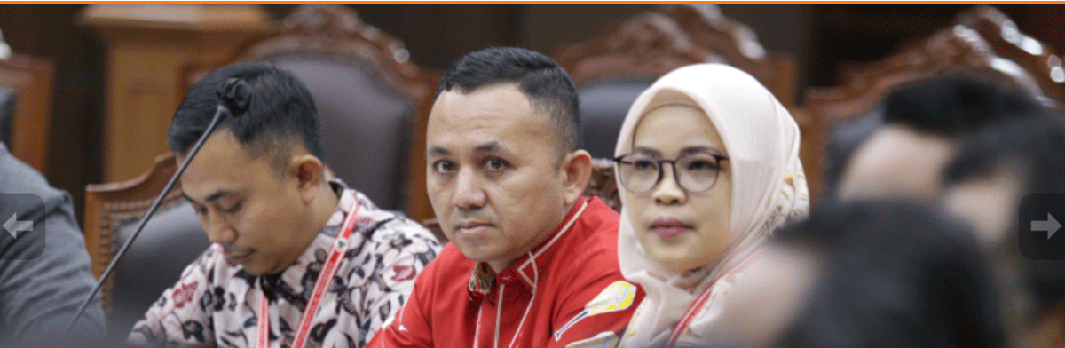 Mardius Adi Saputra (tengah) dari Bawaslu saat memberikan keterangan, jawaban Termohon, Pihak Terkait dan Bawaslu, Perkara Nomor 21/PHPU.BUP-XXIII/2025 Perselisihan Hasil Pemilihan Umum Bupati Kabupaten Kuantan Singingi, Jumat (17/1/2025) di Ruang Sidang Panel 3 MK. (Humas/Bayu)