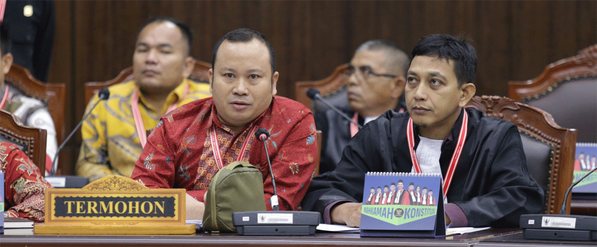 Kadar Kristian Wau (kiri), Suryantara (kanan), selaku kuasa hukum Termohon pada sidang mendengarkan jawaban Termohon, Perkara Nomor 288/PHPU.BUP-XXIII/2025 Perselisihan Hasil Pemilihan Umum Bupati Kabupaten Nias Selatan, Senin (20/1/2025) di Ruang Sidang Panel 3 MK. (Humas/Bayu)