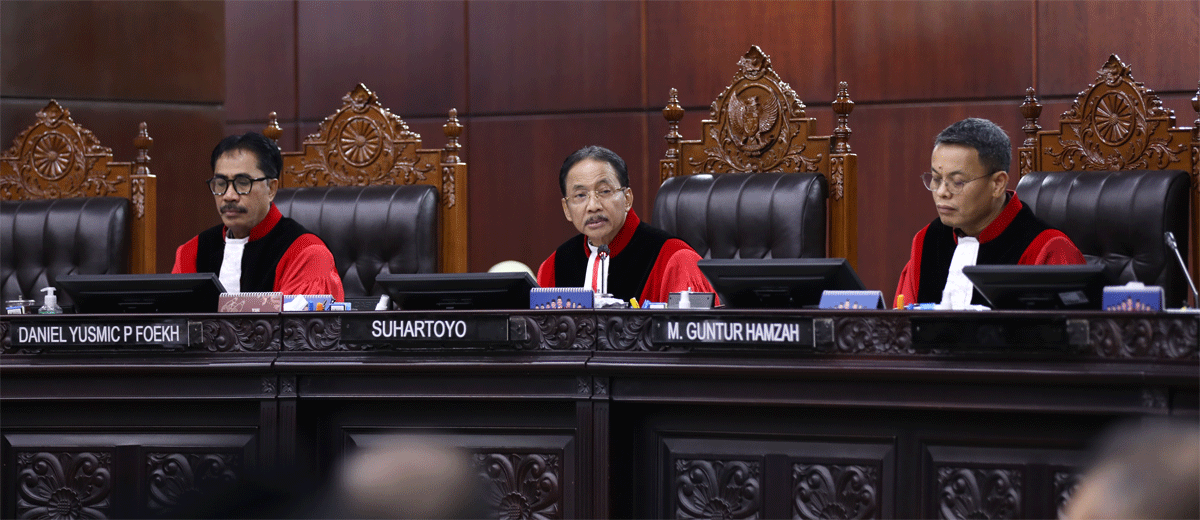 Sidang Pemeriksaan Pendahuluan Perselisihan Hasil Pemilihan Umum Walikota Solok Tahun 2024 yang dilaksanakan Panel Hakim 1 yang dipimpin Ketua MK Suhartoyo bersama dengan Hakim Konstitusi Daniel Yusmic P. Foekh dan Hakim Konstitusi M. Guntur Hamzah. (Humas/Ifa)