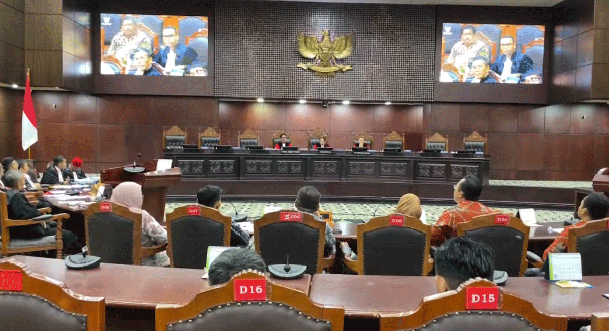 Mahkamah Konstitusi (MK) menggelar sidang pemeriksaan pendahuluan perkara Perselisihan Hasil Pemilihan Umum (PHPU) Kota Sawahlunto dengan nomor registrasi 50/PHPU.WAKO-XXIII/2025. Sidang yang dipimpin Panel I MK ini dihadiri Hakim Konstitusi Suhartoyo, M. Guntur Hamzah, dan Daniel Yusmic Pancastaki Foekh. Sidang berlangsung di Gedung MK, Jakarta, Jumat (10/1/2025).