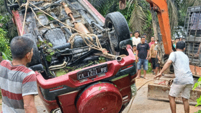 Evakuasi mobil yang mengalami kecelakaan di Dharmasraya. (eko)