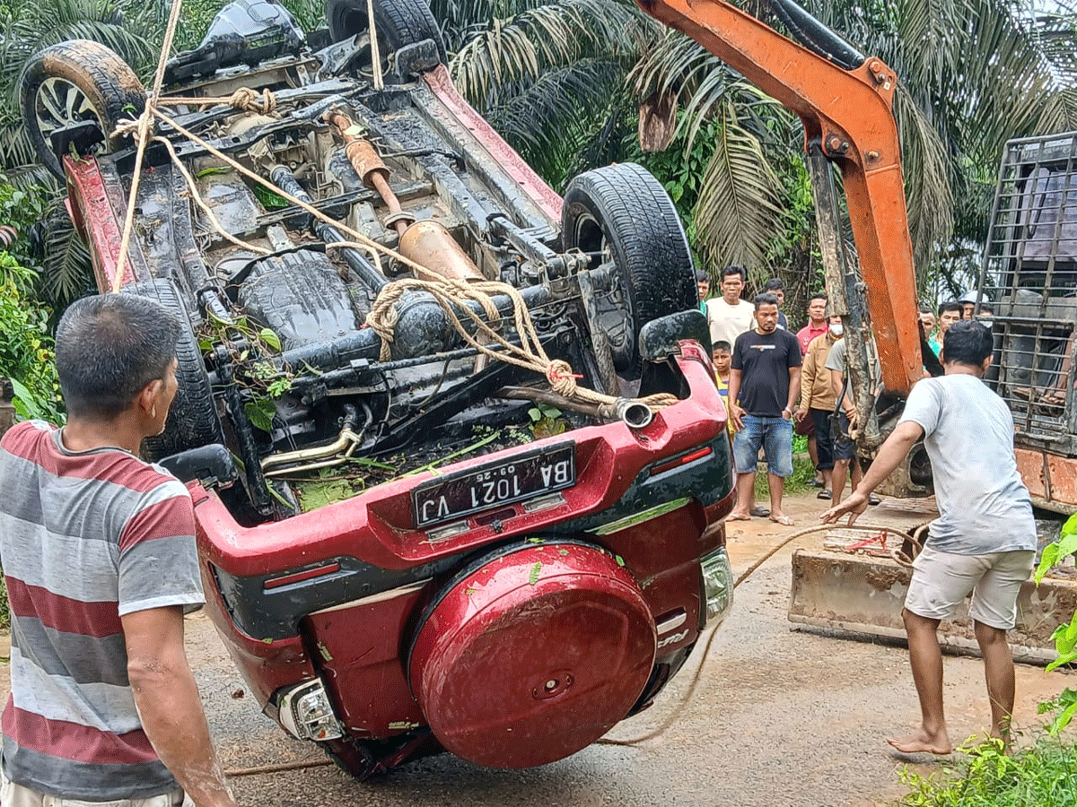 Evakuasi mobil yang mengalami kecelakaan di Dharmasraya. (eko)