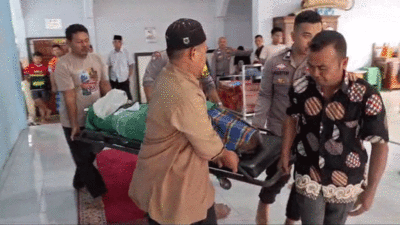 Warga dan petugas evakuasi jasad Mulyono.