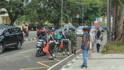 Pembagian nasi kotak ke warga dalam kegiatan Jumat Berkah.