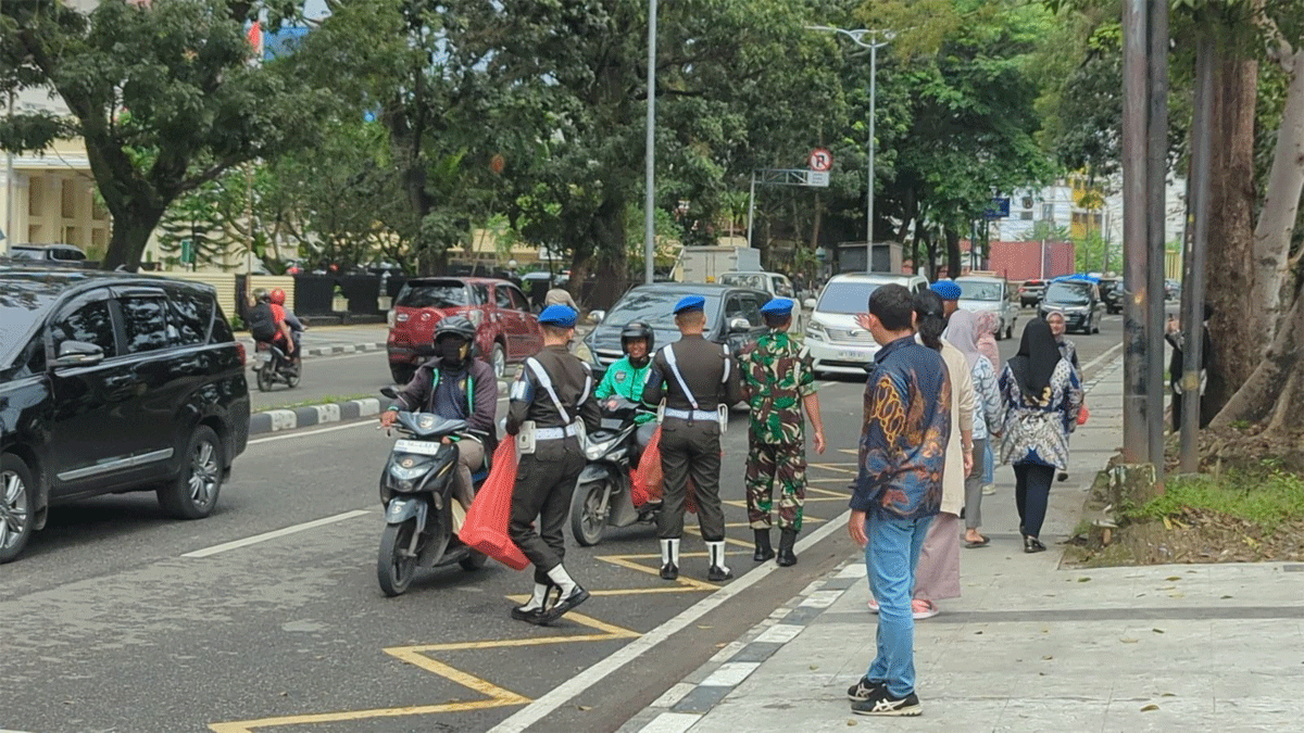Pembagian nasi kotak ke warga dalam kegiatan Jumat Berkah.