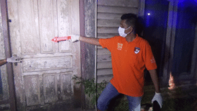 Petugas melakukan olah TKP di lokasi penemuan mayat.