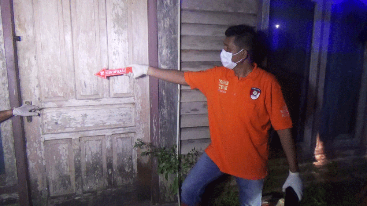 Petugas melakukan olah TKP di lokasi penemuan mayat.