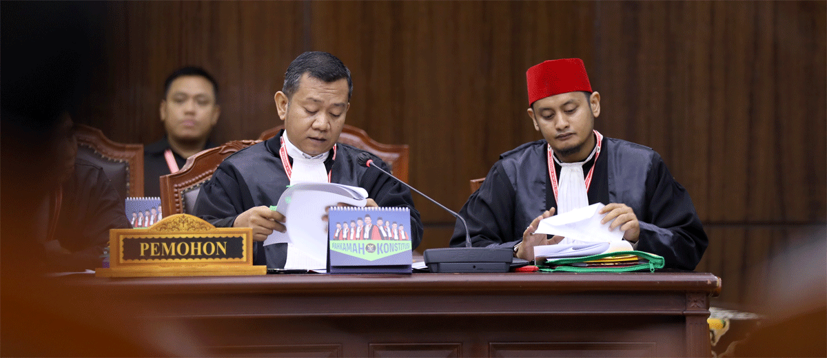 Kuasa hukum pemohon Muhammad Arif dan Khalid Akbar pada sidang Pemeriksaan Pendahuluan Perkara Nomor 13/PHPU.WAKO-XXIII/2025 Perselisihan Hasil Pemilihan Umum Walikota Padang Panjang. (Humas/Ifa)