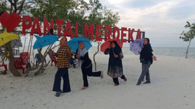 Wisatawan di Pantai Merdeka, Serdang Bedagai