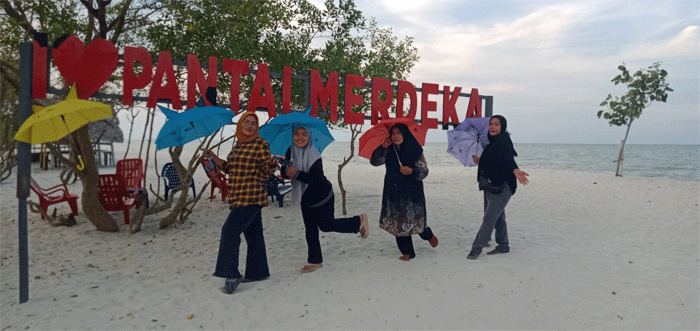 Wisatawan di Pantai Merdeka, Serdang Bedagai
