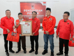 Kader Senior Diberi Penghargaan, Ketua PDIP Serdang Bedagai Ingatkan Kader untuk Tegak Lurus dengan Partai