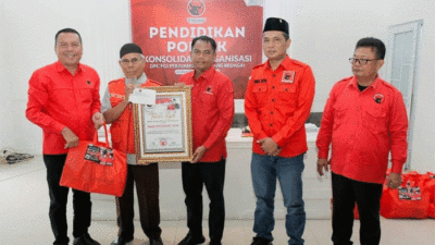 Penyerahan penghargaan untuk kader senior PDIP Serdang Bedagai.