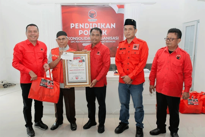 Penyerahan penghargaan untuk kader senior PDIP Serdang Bedagai.