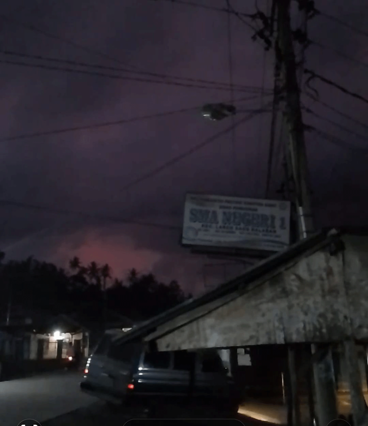 Ruas jalan Payakumbuh-Lintau yang minim penerangan yang menimbulkan was-was di kalangan pengendara.