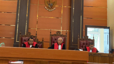 Majelis hakim yang menyidangkan terdakwa kasus penipuan.