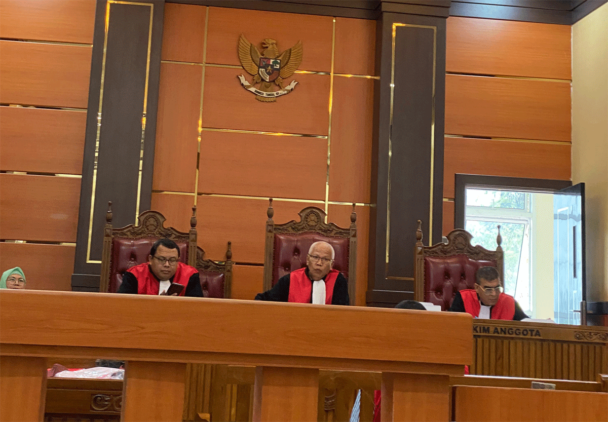 Majelis hakim yang menyidangkan terdakwa kasus penipuan.