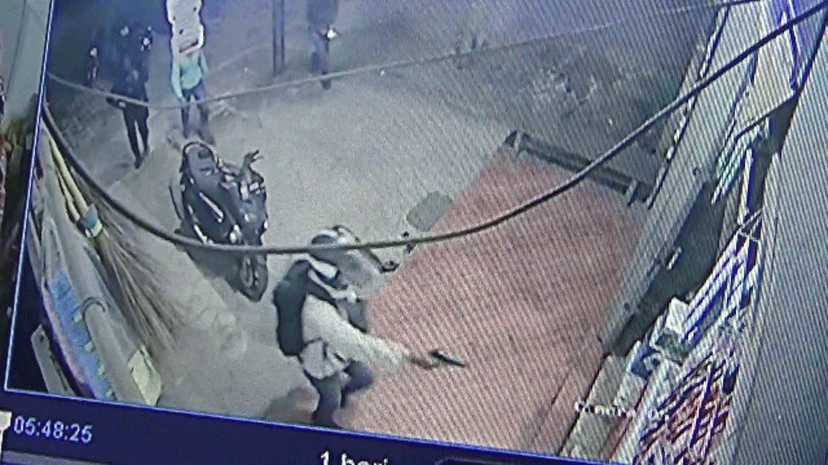 Aksi pelaku terekam CCTV