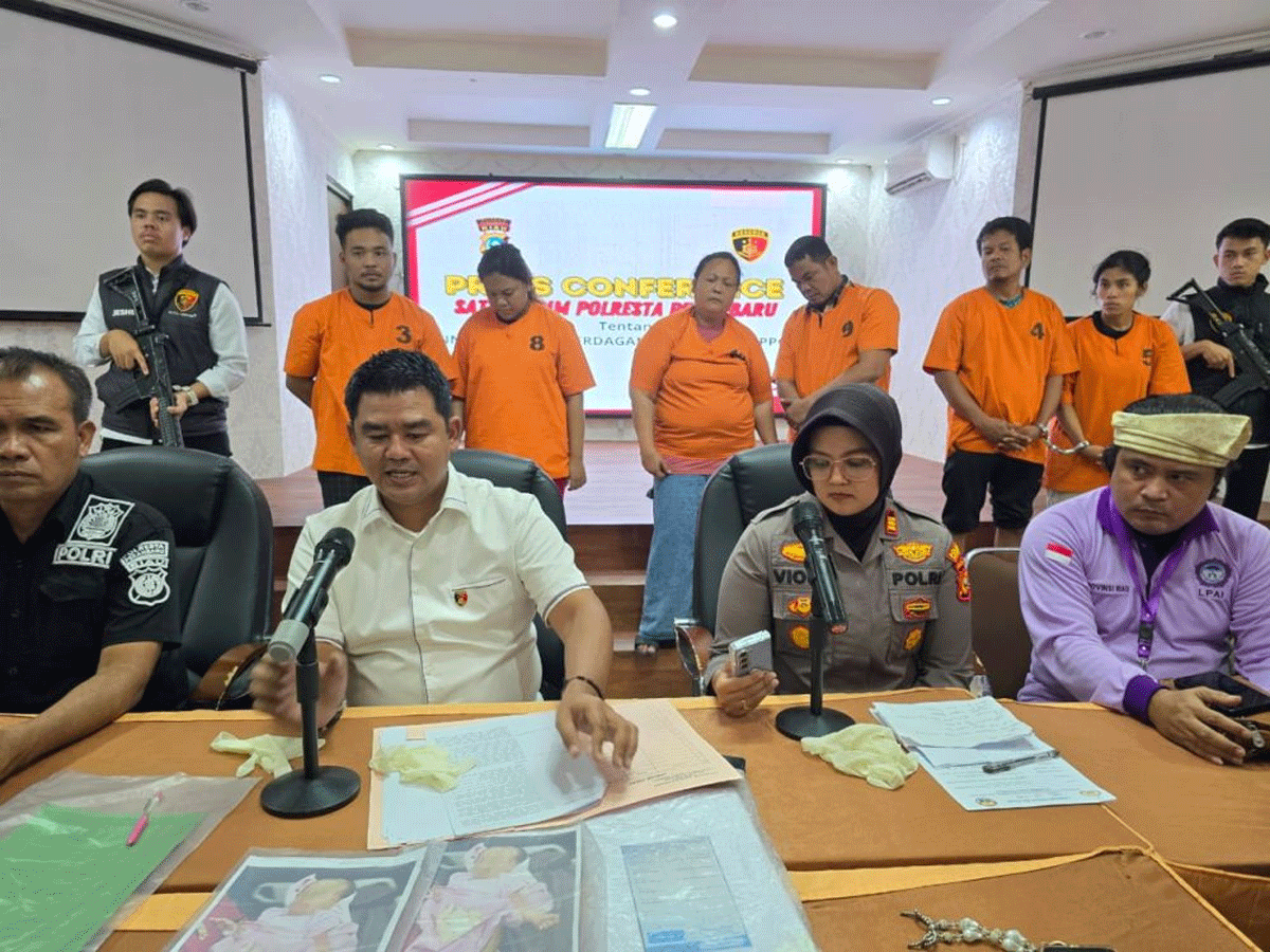 Kasat Reskrim Polresta Pekanbaru, Kompol Bery Juana Putra didampingi Kapolsek Limapuluh AKP Viola Anggreni, Senin (20/1/2025) beri keterangan pers.