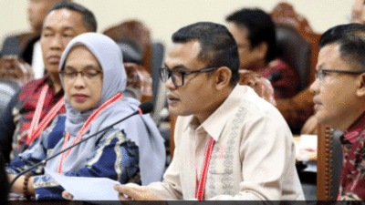 Viktor Marpaung selaku kuasa hukum Termohon (KPU) pada sidang mendengarkan Jawaban Termohon, Keterangan Pihak Terkait dan Keterangan Bawaslu Perkara Nomor 150/PHPU.BUP-XXIII/2025 PHPU Bupati Tanah Datar. (Humas/Ifa)