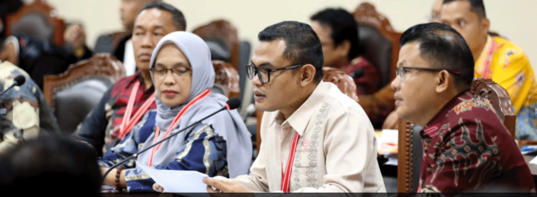Viktor Marpaung selaku kuasa hukum Termohon (KPU) pada sidang mendengarkan Jawaban Termohon, Keterangan Pihak Terkait dan Keterangan Bawaslu Perkara Nomor 150/PHPU.BUP-XXIII/2025 PHPU Bupati Tanah Datar. (Humas/Ifa)