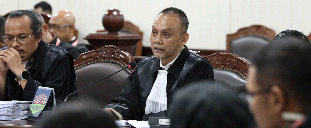 Atang Irawan selaku kuasa hukum Terkait memberi keterangan dalam sidang lanjutan Perkara Nomor 173/PHPU.BUP-XXIII/2025 Perselisihan Hasil Pemilihan Umum Bupati (PHPU Bup) di hadapan Majelis Hakim Panel 2 yang dipimpin Wakil Ketua MK Saldi Isra dengan didampingi Hakim Konstitusi Ridwan Mansyur dan Hakim Konstitusi Arsul Sani, di Ruang Sidang Gedung II MK, Kamis (23/1/2025). (Humas/Teguh)