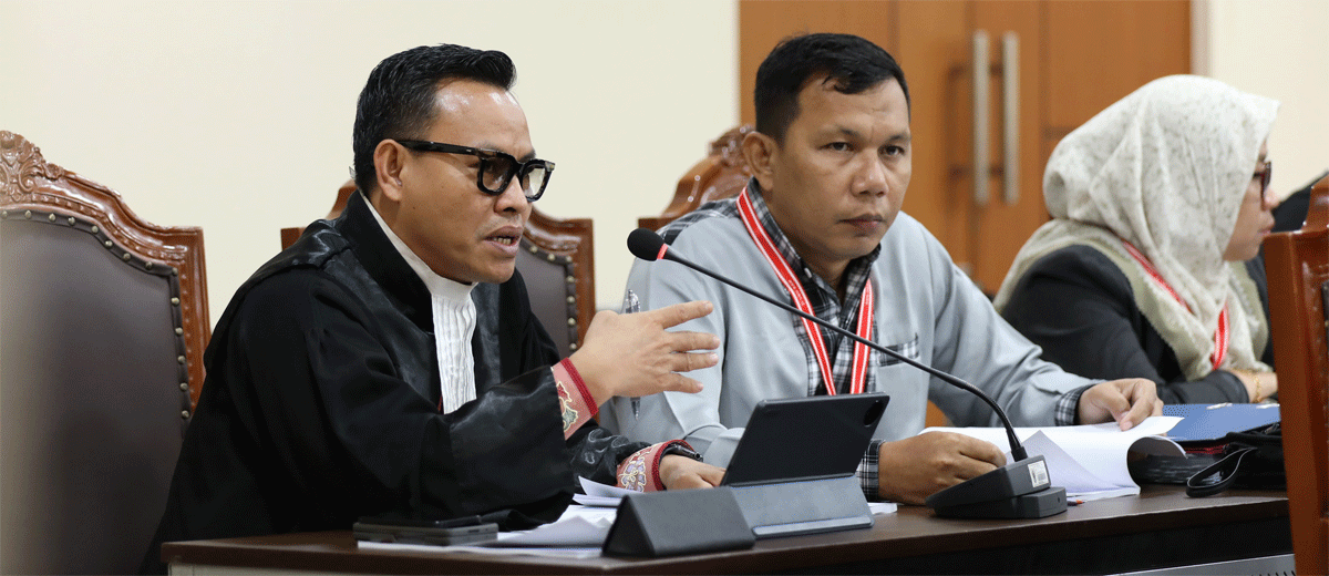 Baron Harahap S, selaku kuasa hukum Termohon (KPU) saat membacakan jawaban dari perkara nomor 04/PHPU.BUP-XXIII/2025 Perselisihan Hasil Pemilihan Umum Bupati Kabupaten Buton Tengah. (Humas/Ifa)