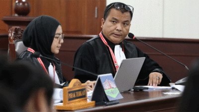 Kuasa Hukum Pihak Terkait Denny Indrayana memberi keterangan dalam sidang lanjutan Perkara Nomor 198/PHPU.BUP-XXIII/2025 Perselisihan Hasil Pemilihan Umum Bupati (PHPU Bup) di hadapan Majelis Hakim Panel 2 yang dipimpin Wakil Ketua MK Saldi Isra dengan didampingi Hakim Konstitusi Ridwan Mansyur dan Hakim Konstitusi Arsul Sani, di Ruang Sidang Gedung II MK, Jumat (24/1/2025). (Humas/Teguh)