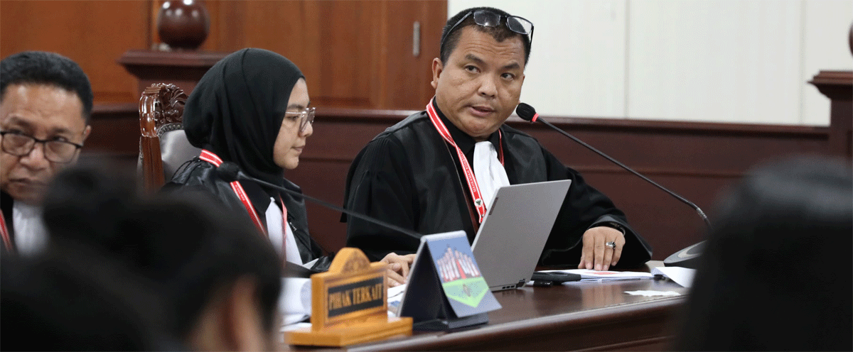 Kuasa Hukum Pihak Terkait Denny Indrayana memberi keterangan dalam sidang lanjutan Perkara Nomor 198/PHPU.BUP-XXIII/2025 Perselisihan Hasil Pemilihan Umum Bupati (PHPU Bup) di hadapan Majelis Hakim Panel 2 yang dipimpin Wakil Ketua MK Saldi Isra dengan didampingi Hakim Konstitusi Ridwan Mansyur dan Hakim Konstitusi Arsul Sani, di Ruang Sidang Gedung II MK, Jumat (24/1/2025). (Humas/Teguh)