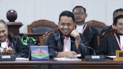 Dody Fernando (tengah) selaku kuasa hukum Pemohon pada sidang Pemeriksaan Pendahuluan Perkara Nomor 21/PHPU.BUP-XXIII/2025 Perselisihan Hasil Pemilihan Umum Bupati Kabupaten Kuantan Singingi, Rabu (1/8/2026) di Ruang Sidang Panel 3 MK. (Humas MK/Bayu)