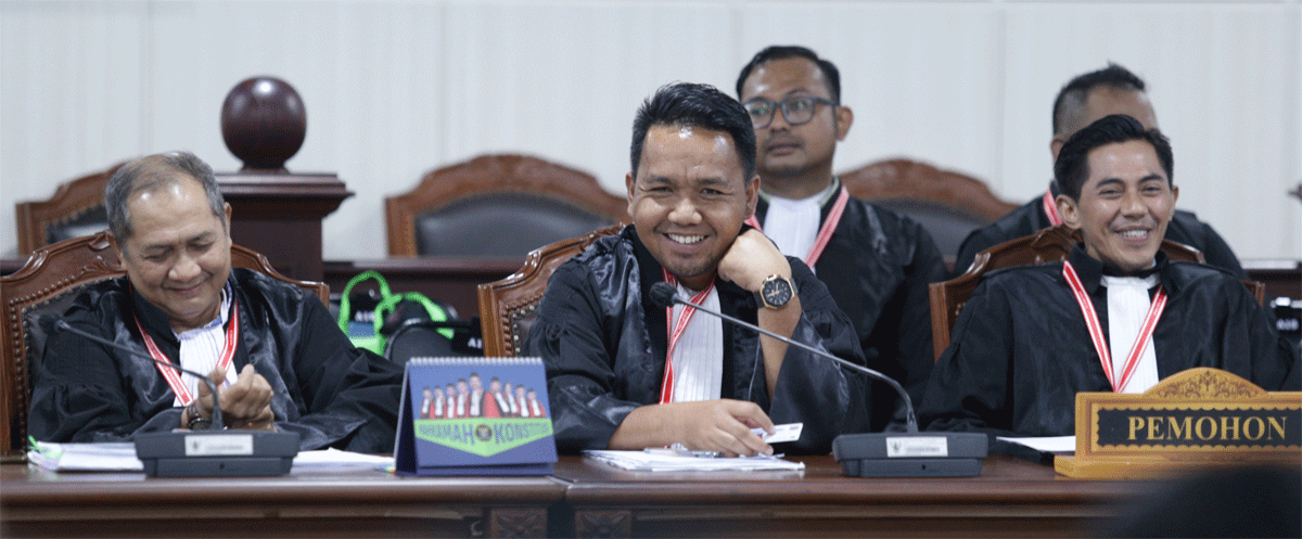 Dody Fernando (tengah) selaku kuasa hukum Pemohon pada sidang Pemeriksaan Pendahuluan Perkara Nomor 21/PHPU.BUP-XXIII/2025 Perselisihan Hasil Pemilihan Umum Bupati Kabupaten Kuantan Singingi, Rabu (1/8/2026) di Ruang Sidang Panel 3 MK. (Humas MK/Bayu)