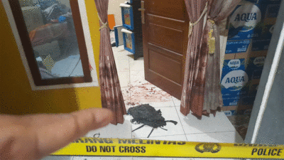 Pintu yang ditembak pelaku sehingga mengenai tangan korban.