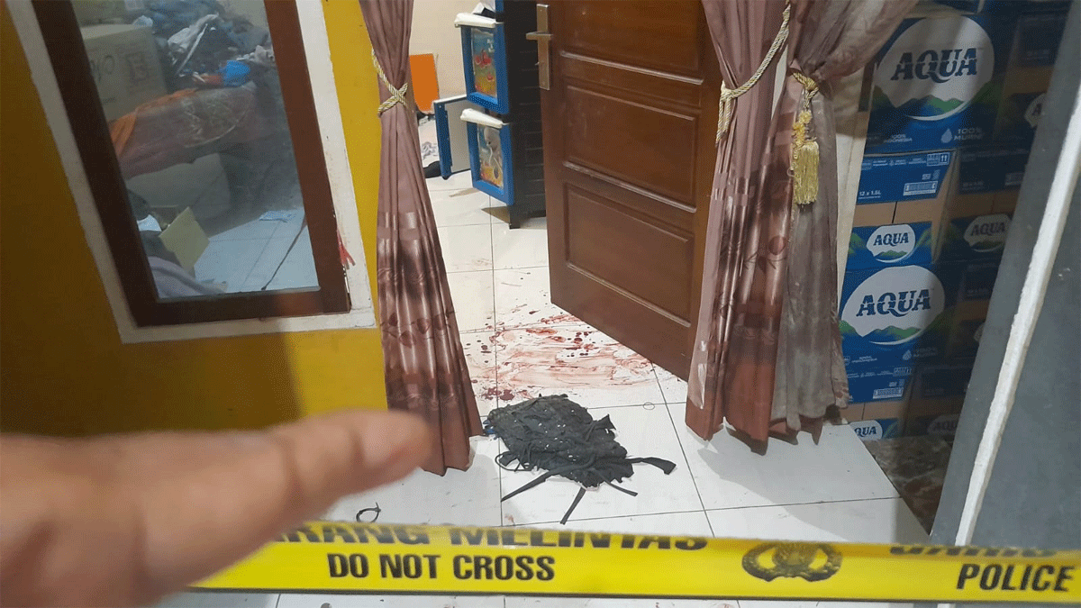 Pintu yang ditembak pelaku sehingga mengenai tangan korban.