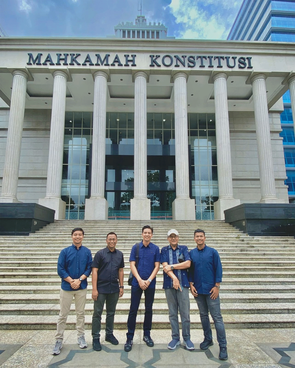 Bersama wali kota Sawahlunto terpilih usai sidang di MK, Jakarta.