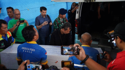 Jenazah Basri, pekerja migran Indonesia (PMI) yang jadi korban penembakan oleh Otoritas Maritim Malaysia (APMM) di Perairan Tanjung Rhu tiba di Bandara Sultan Syarif Kasim II Pekanbaru, Rabu (29/1/2025)