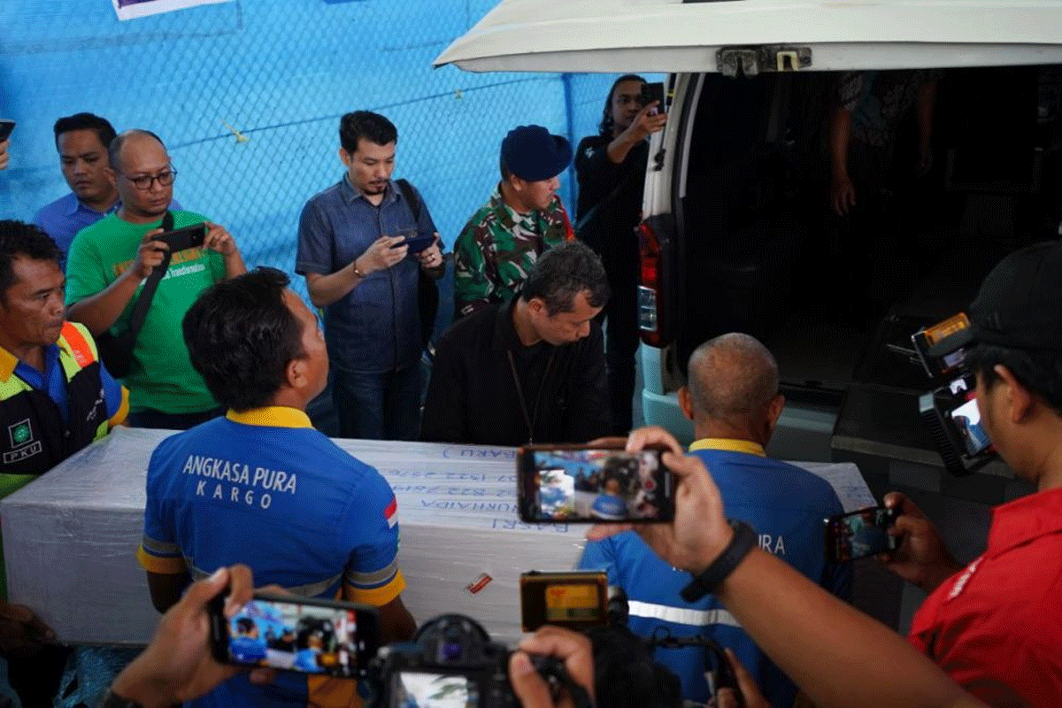 Jenazah Basri, pekerja migran Indonesia (PMI) yang jadi korban penembakan oleh Otoritas Maritim Malaysia (APMM) di Perairan Tanjung Rhu tiba di Bandara Sultan Syarif Kasim II Pekanbaru, Rabu (29/1/2025)