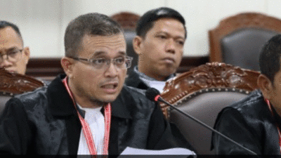 Erick Abdullah selaku kuasa hukum pihak terkait memberi keterangan dalam sidang lanjutan Perkara Nomor 77/PHPU.BUP-XXIII/2025 Perselisihan Hasil Pemilihan Umum Bupati (PHPU Bup) di hadapan Majelis Hakim Panel 2 yang dipimpin Wakil Ketua MK Saldi Isra dengan didampingi Hakim Konstitusi Ridwan Mansyur dan Hakim Konstitusi Arsul Sani di Ruang Sidang Gedung II MK, Jumat (24/1/2025). (Humas/Teguh)