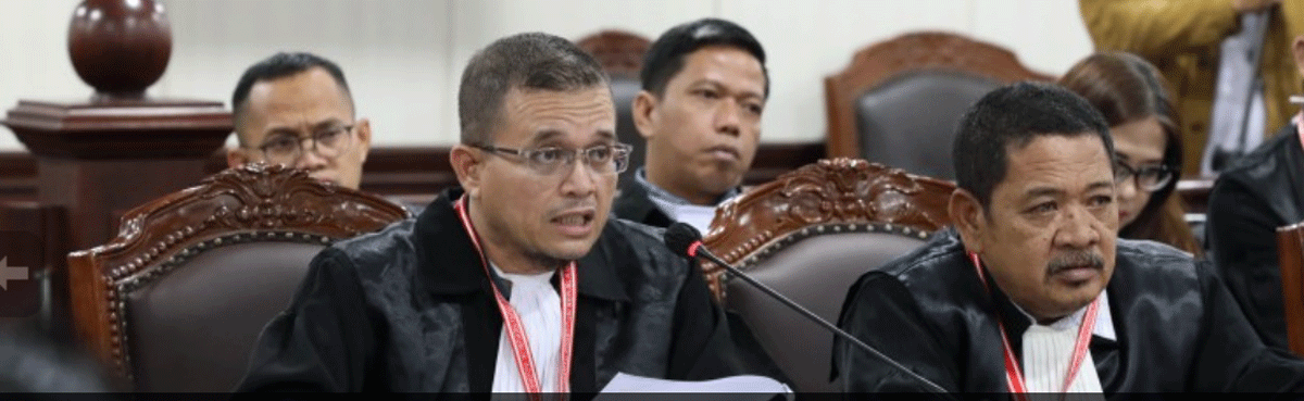 Erick Abdullah selaku kuasa hukum pihak terkait memberi keterangan dalam sidang lanjutan Perkara Nomor 77/PHPU.BUP-XXIII/2025 Perselisihan Hasil Pemilihan Umum Bupati (PHPU Bup) di hadapan Majelis Hakim Panel 2 yang dipimpin Wakil Ketua MK Saldi Isra dengan didampingi Hakim Konstitusi Ridwan Mansyur dan Hakim Konstitusi Arsul Sani di Ruang Sidang Gedung II MK, Jumat (24/1/2025). (Humas/Teguh)