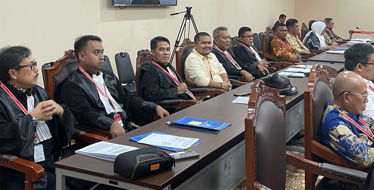 Wakil Wali Kota Sawahlunto terpilih, Haji Jeffry Hibatullah bersama kuasa hukum Didi Cahyadi Ningrat dan tim.