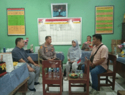 Murid SD Dihukum Duduk di Lantai Gara-gara Tak Bayar SPP, Polisi Medan Turun Tangan 12 Murid SD Dihukum Duduk di Lantai Gara-gara Tak Bayar SPP, Polisi Medan Turun Tangan