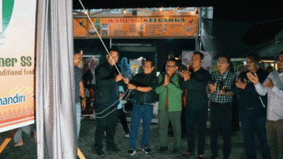Bupati Kuantan Singingi, Suhardiman Amby diwakili Asisten III, Rustam resmikan pasar kuliner SS 24 Desa Sungai Sirih, Kecamatan Singingi, pekan lalu.