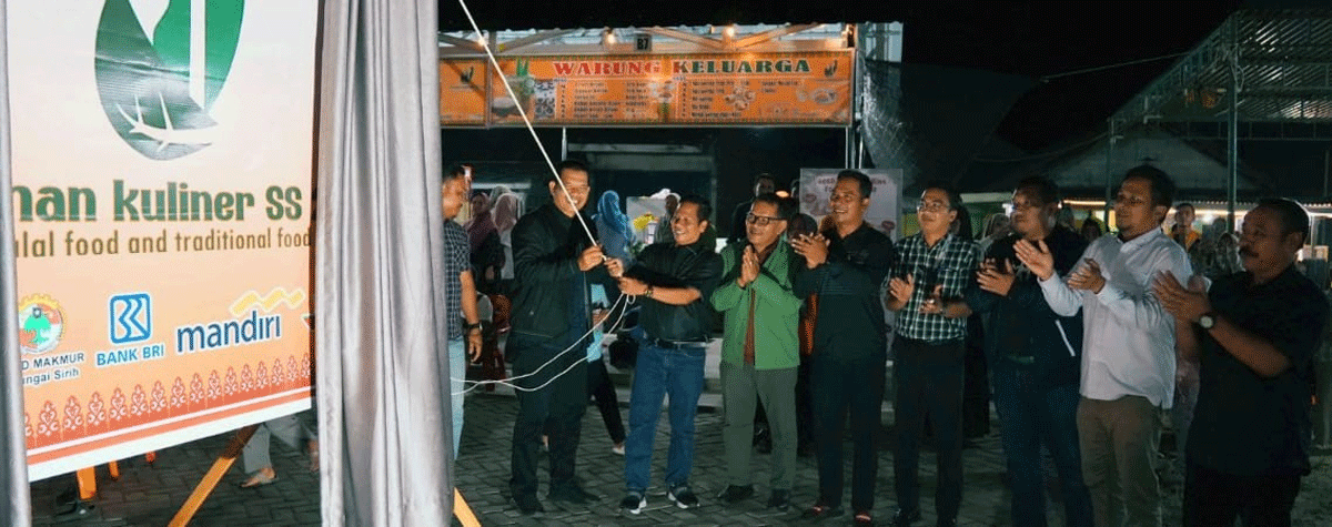 Bupati Kuantan Singingi, Suhardiman Amby diwakili Asisten III, Rustam resmikan pasar kuliner SS 24 Desa Sungai Sirih, Kecamatan Singingi, pekan lalu.