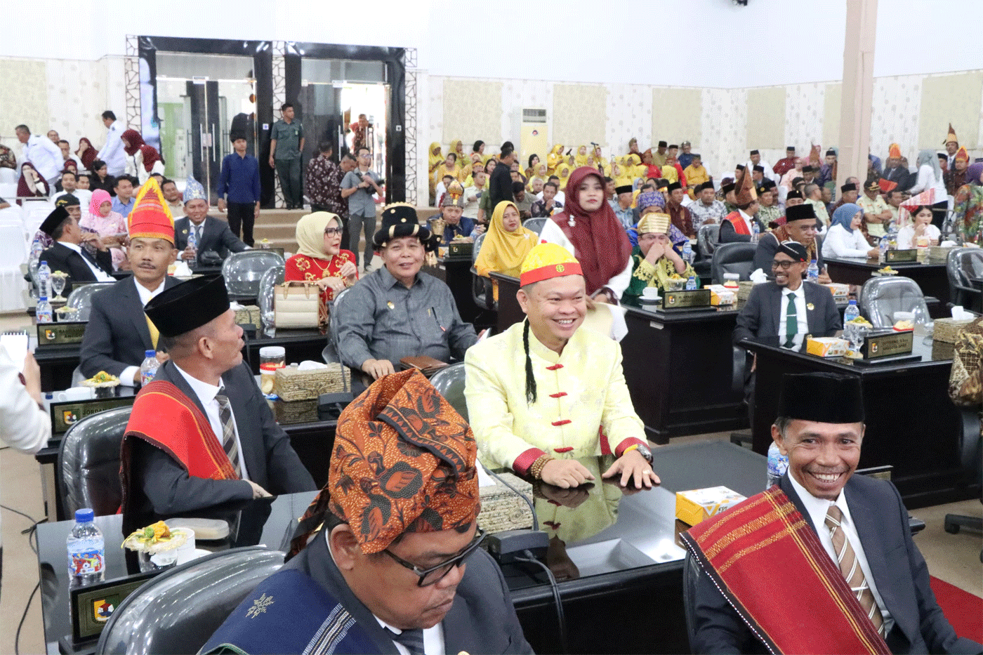 Asom memakai baju adat etnis Tionghoa di rapat paripurna DPRD Serdang Bedagai