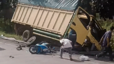 Truk yang diduga mengalalmi blong rem di Guguak, Solok.